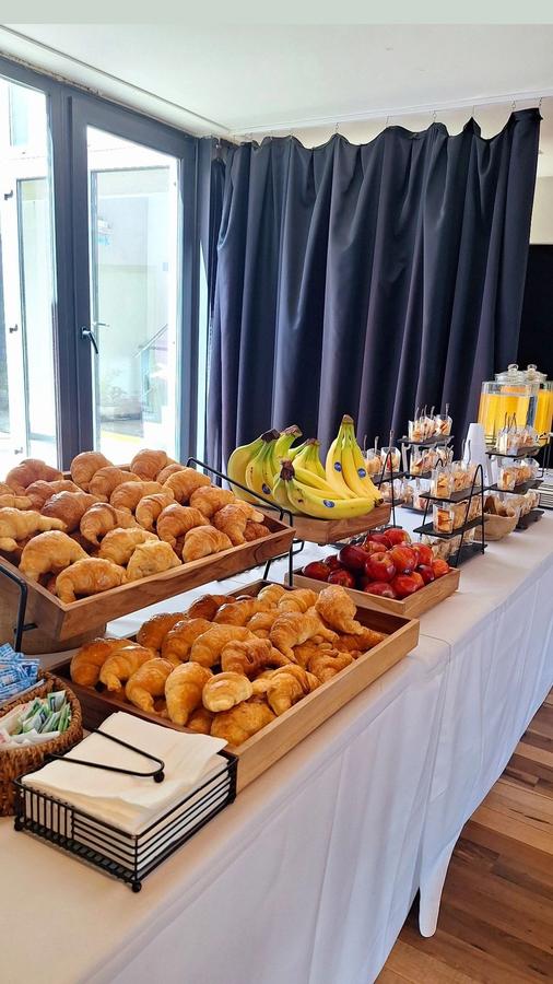 Croissants y frutas